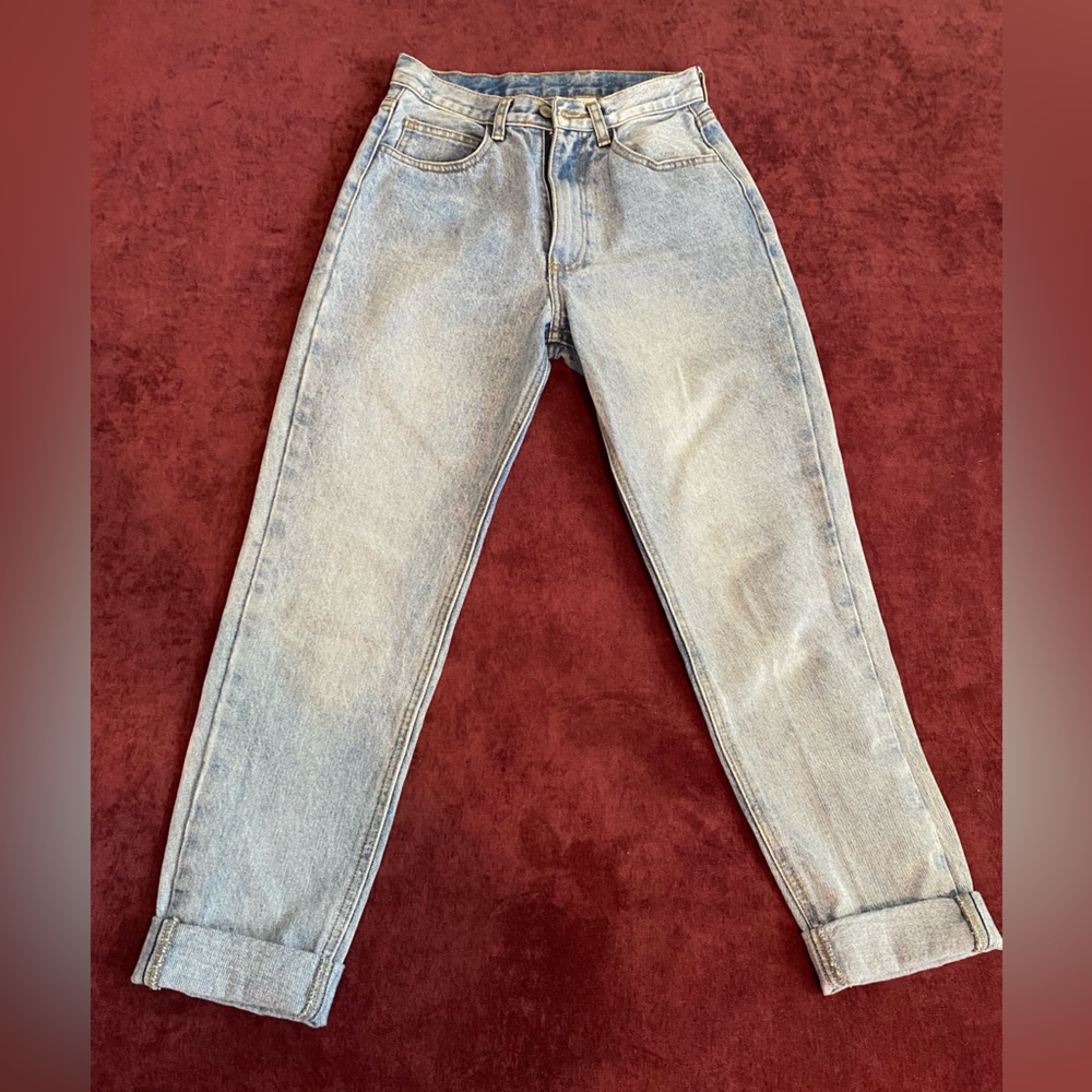 High waisted jeans size medium but run small. Will probably fit a size small